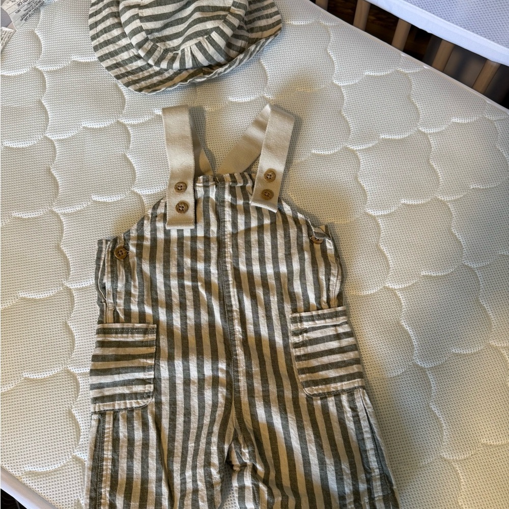 Carter’s romper & hat - like NEW - 9 months